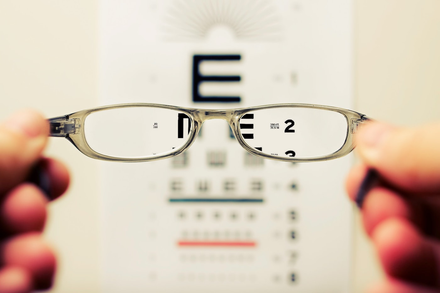 Lentes frente a una cartilla de examen visual