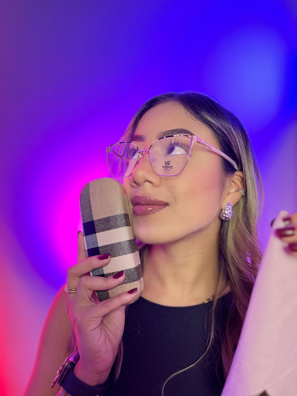 Clienta con gafas lila mirando hacia arriba