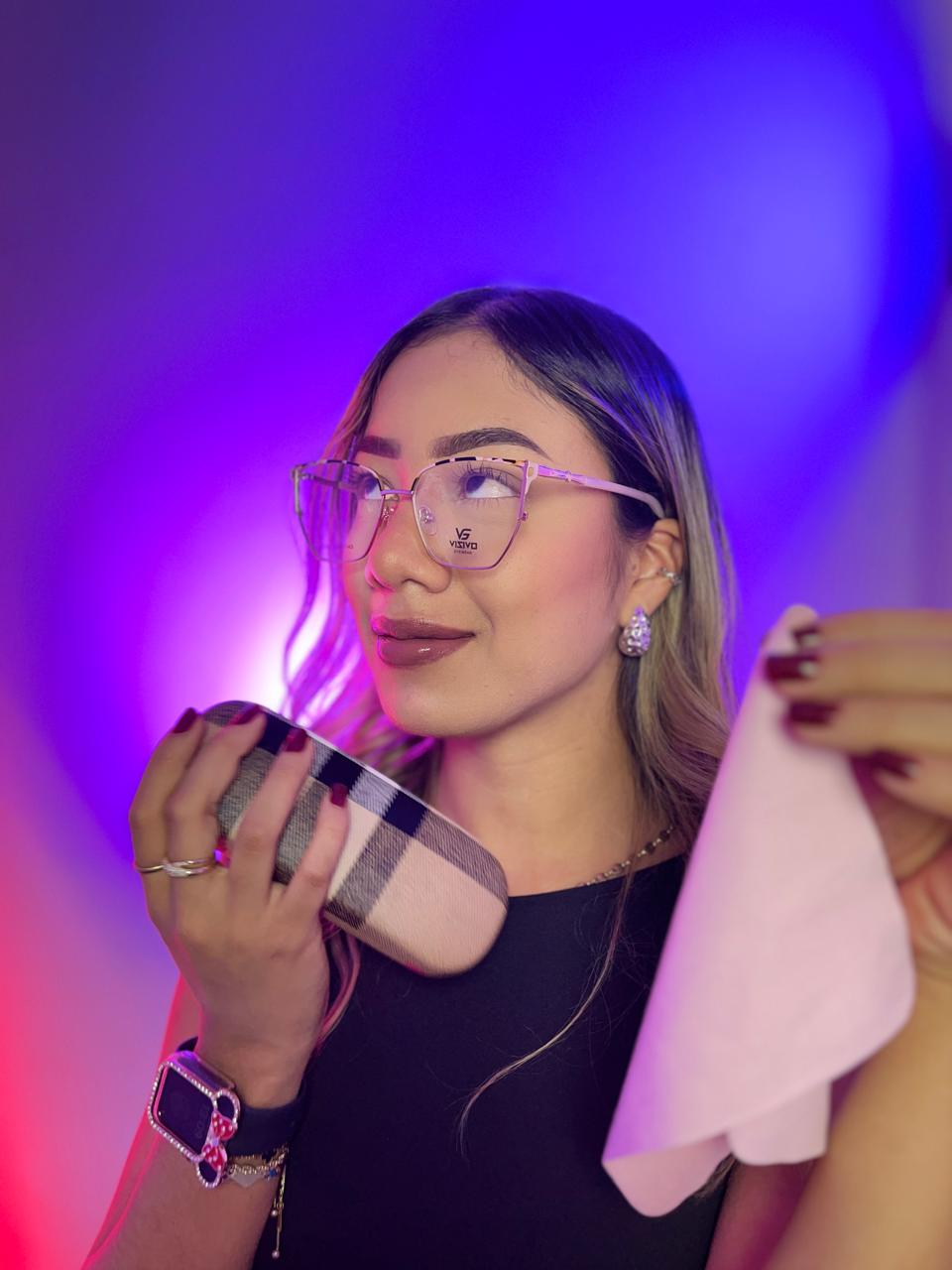 Clienta sonriendo con gafas rosadas Viziv